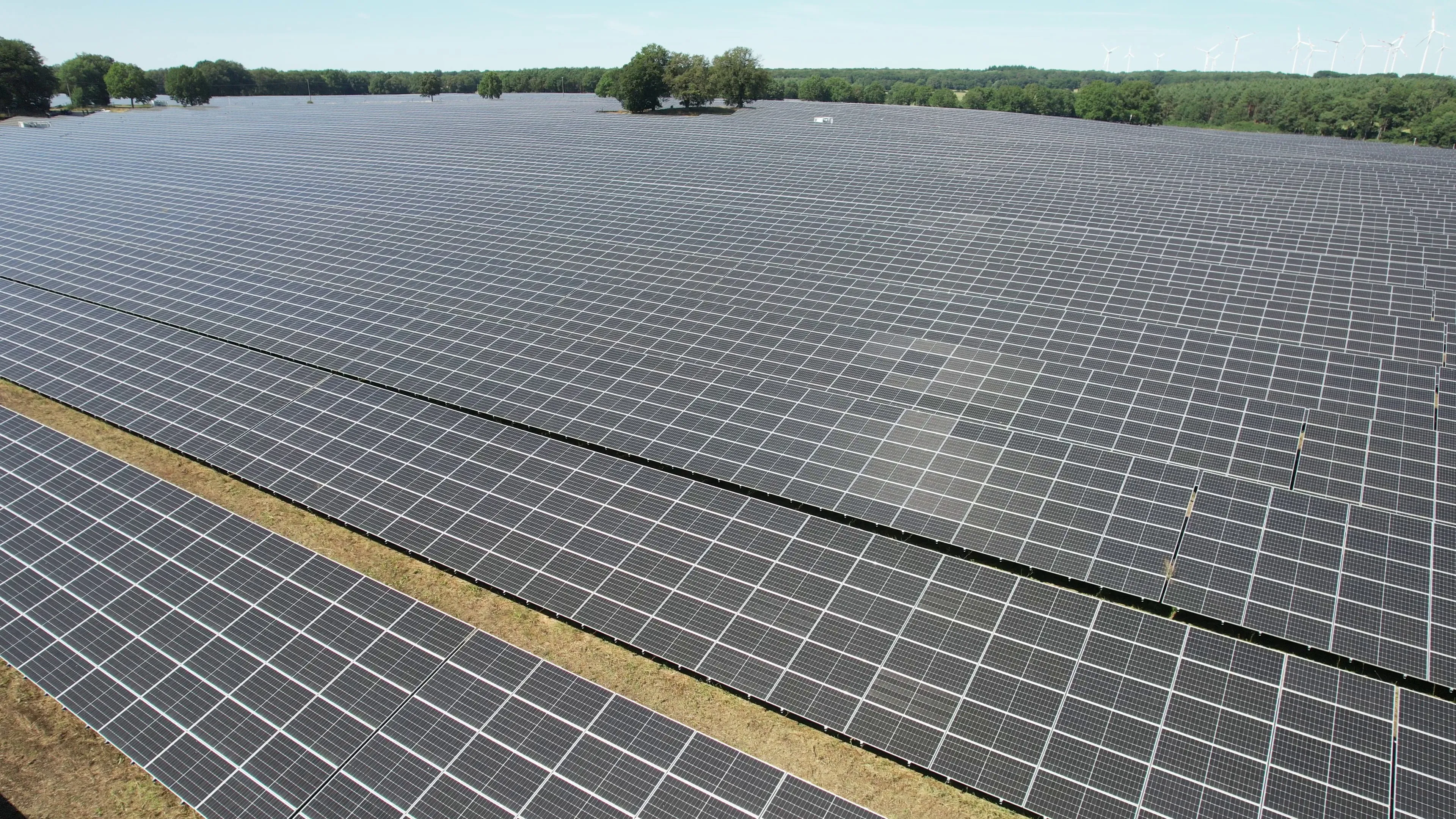 Luftbild der Modulreihen auf der Projektfläche des Sonnenparks Halenbeck-Rohlsdorf